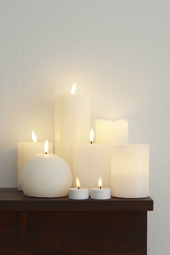 Flera vita LED blockljus med flimrande lågor.