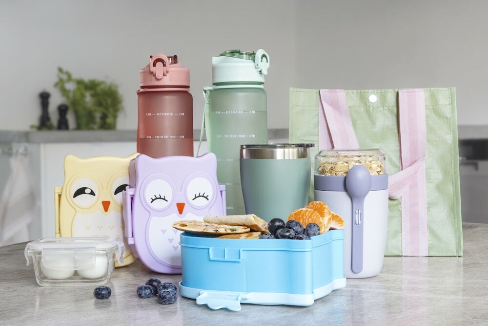 Jogurttipurkki, jonka mukana lusikka ja mysli kannessa.