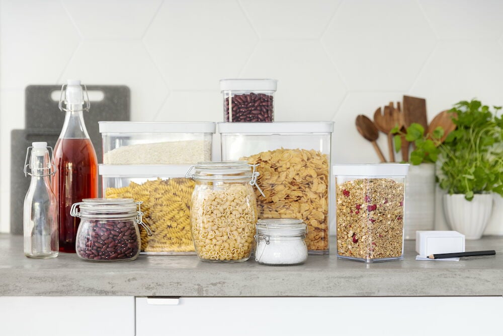 Glasflaska med patentkork på köksbänk.