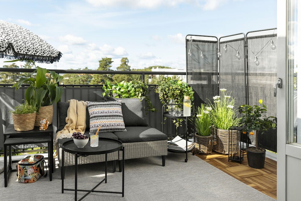 Kaksi mustaa polyrottinkiruukkua muovisisäruukuilla