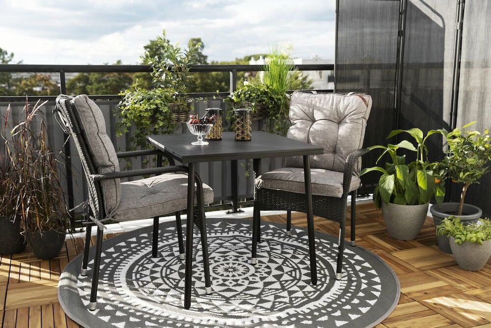 Pyöreä antrasiitin värinen ulkomatto parvekkeelle kuviolla.