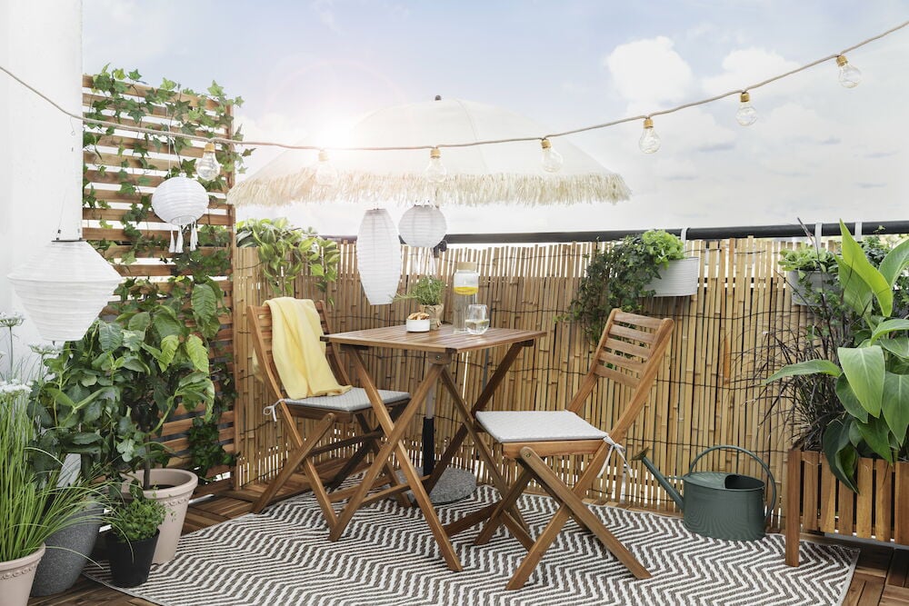 Flere terrakotta potter på en solfylt balkong.