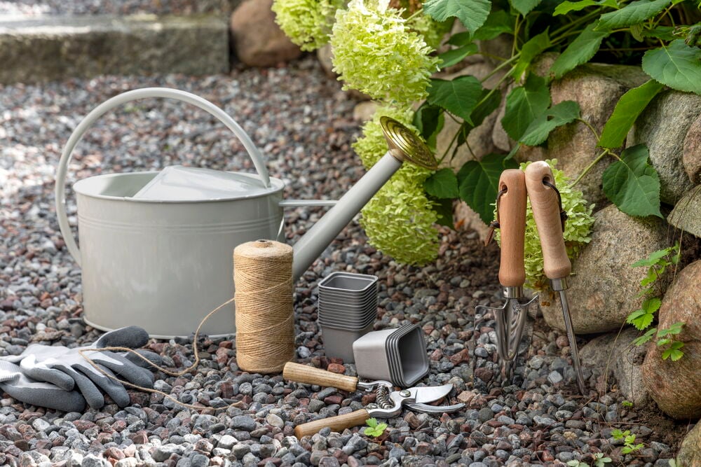 Ergonominen rikkaruohoharja puukahvalla, ruosteenkestävä teräspää.