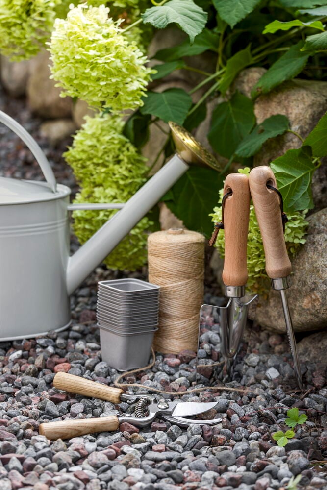 Ergonominen rikkaruohonpoistaja, jossa on puukahva ja metalliterä.