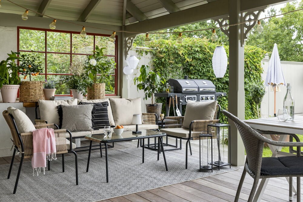 Terracottafärgade krukor med växter på altan.