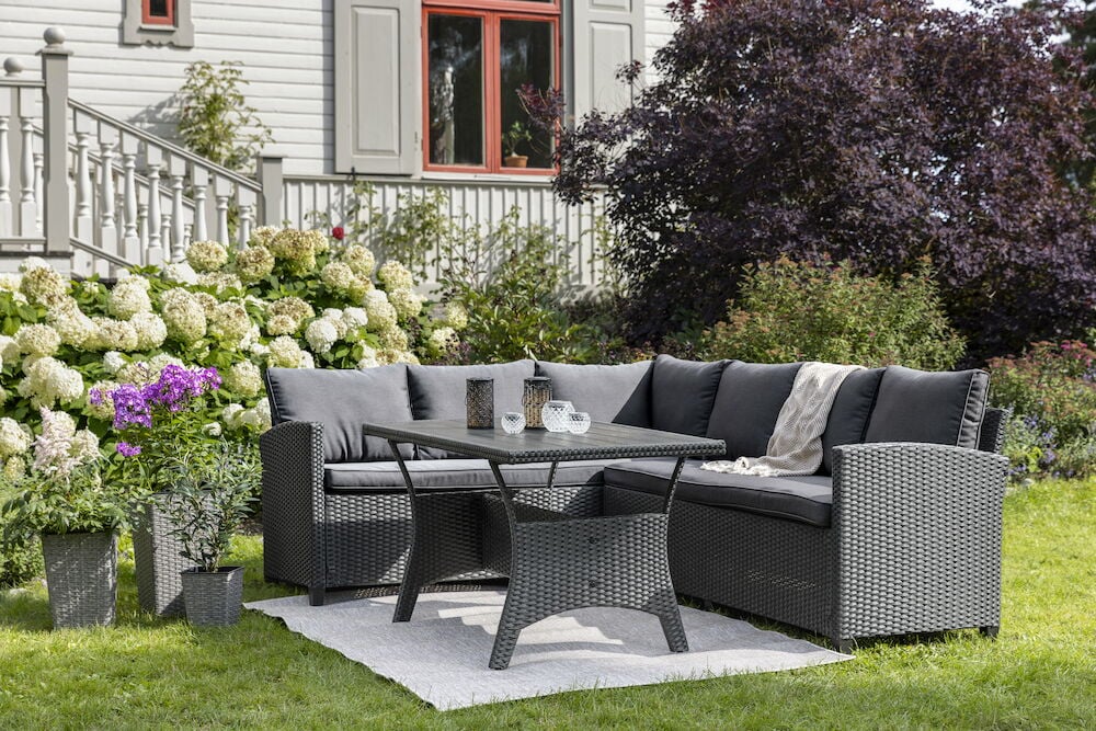 Grå kruka i konstrotting på gräsmatta utomhus.