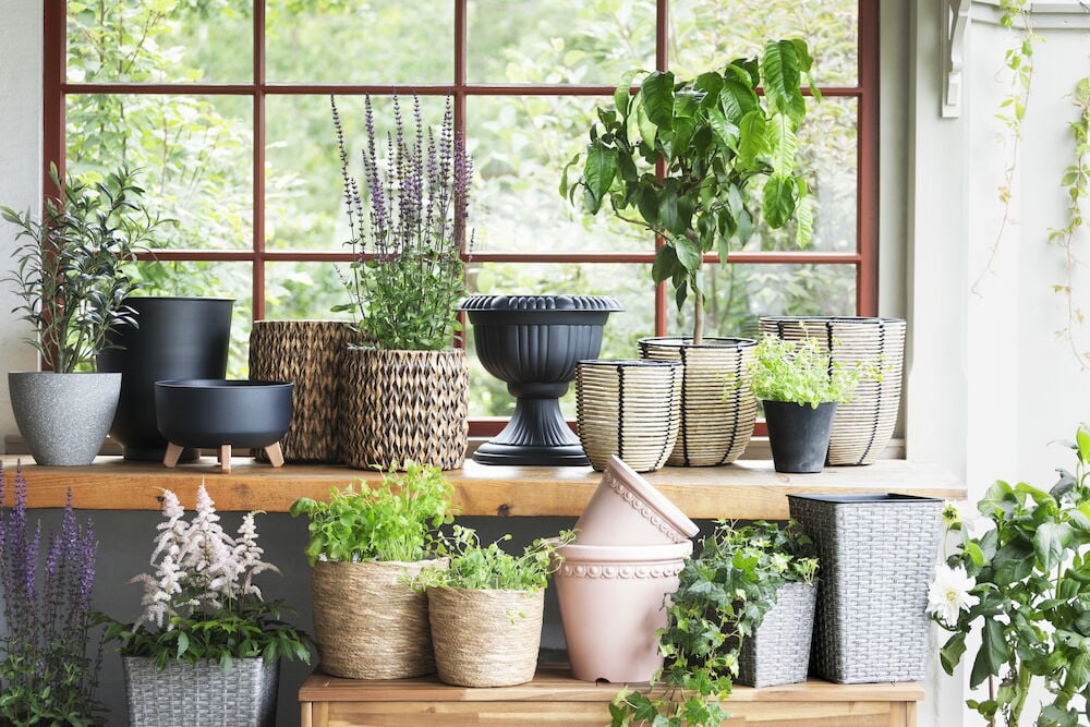 Flera blomkrukor i olika material och storlekar.
