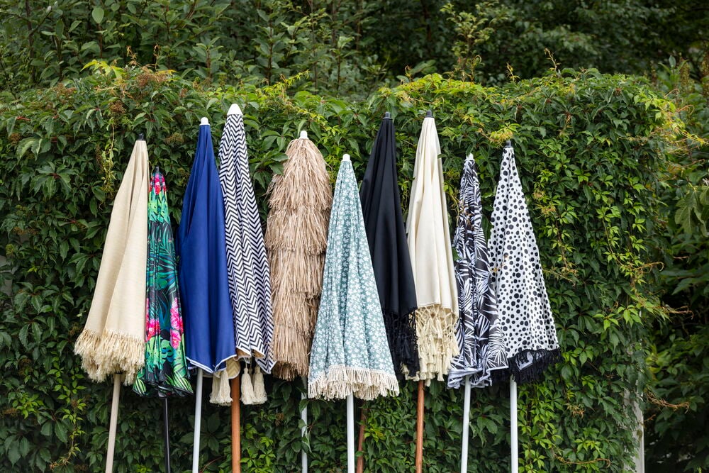 Sininen varjo kallistuksella, Ø180 cm, nurmikolla.