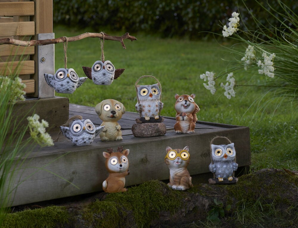 Ugleformet solcellebelysning ute på terrasse og plen.