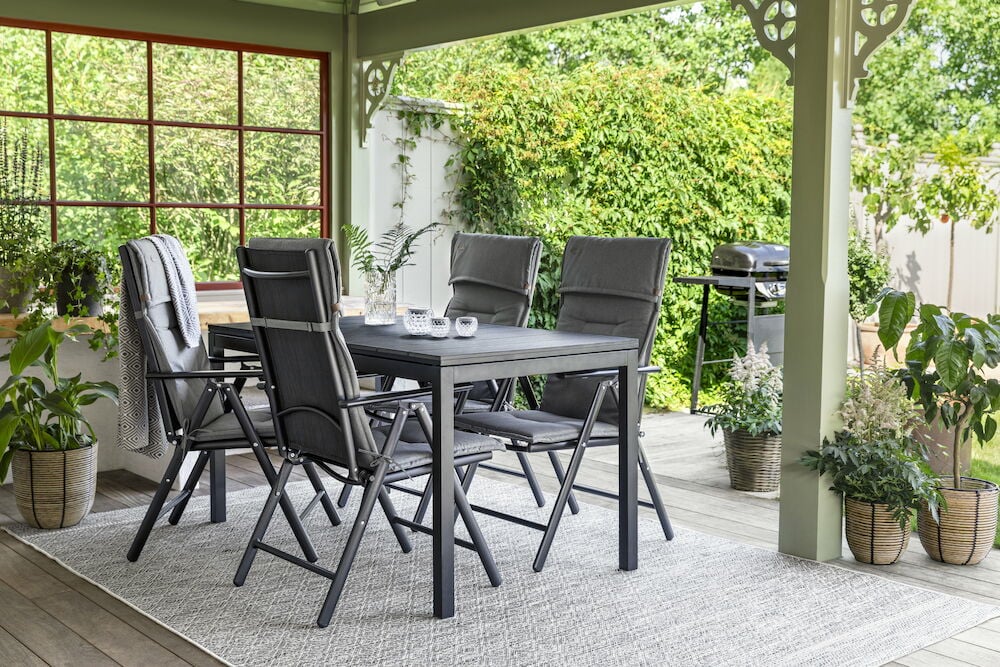 Kolme ruukkua luonnonvärisestä rottinkista mustilla raidoilla.