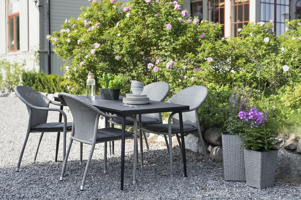 Grå frosttålig kruka i borstad konstrotting utomhus.