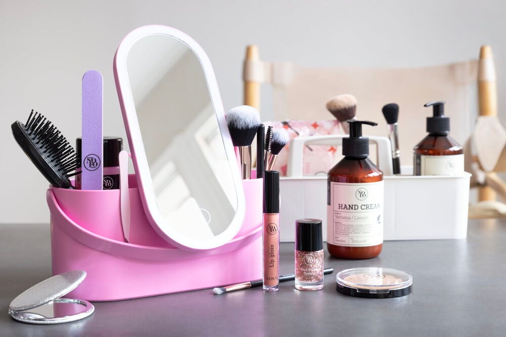 Rosa Beauty-Box mit Spiegel und Schminkpinseln.