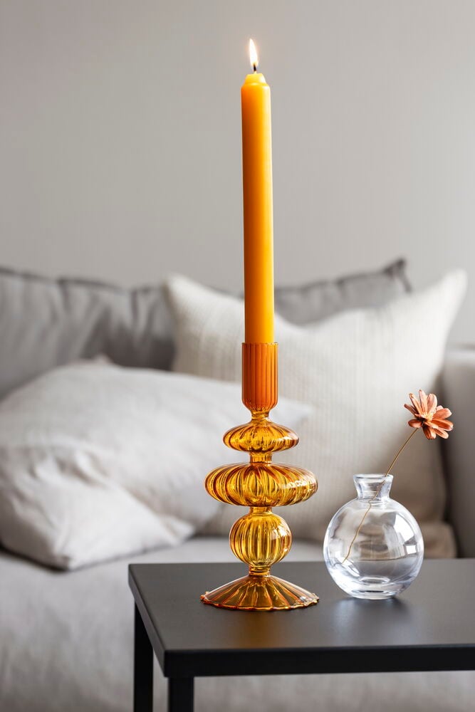 Runde klare Minivase aus Glas mit einzelner Blume.