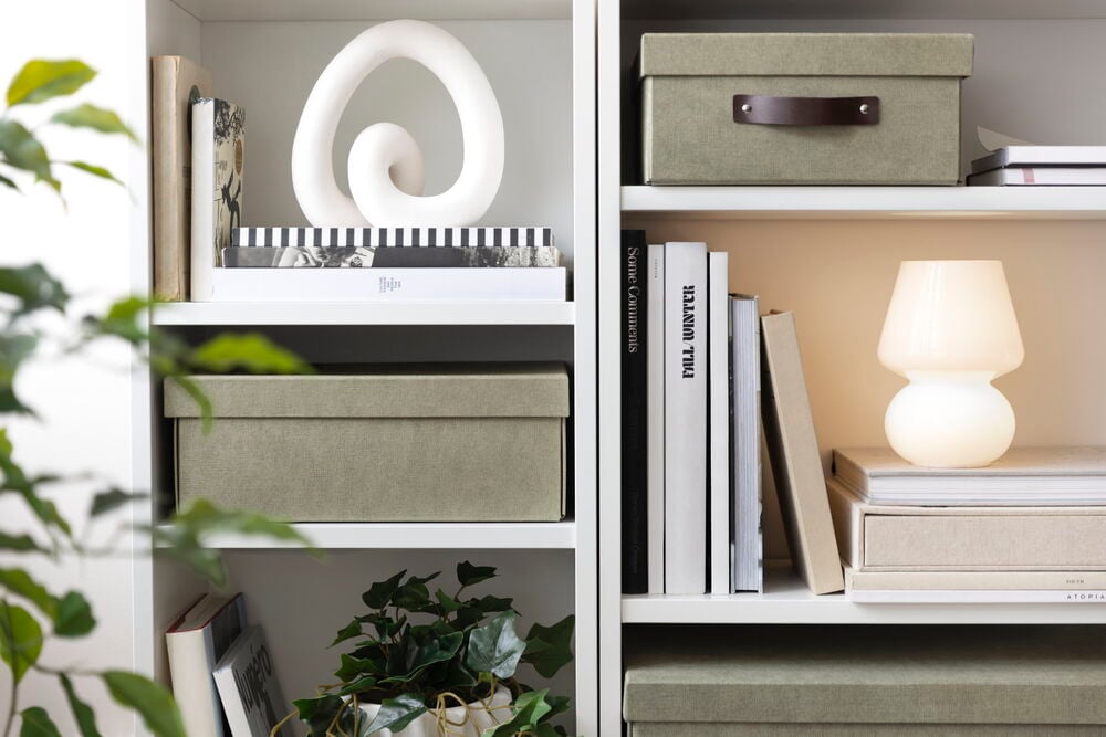 Liten batteridrevet glasslampe i pastellfarger på hylle.