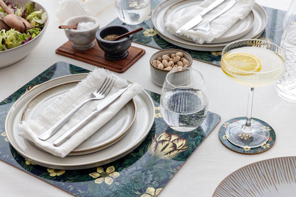 Pyöreitä lasinalusia kukkakuviolla sekoitetuissa väreissä.