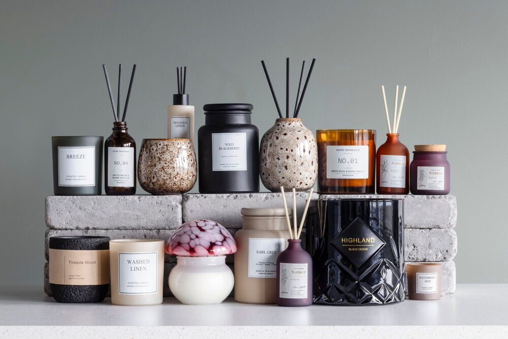 Grönt doftljus i glasbehållare med lock.