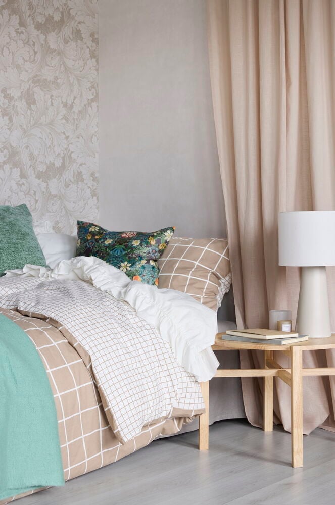 Enfärgad krämvit tapet med matt textur.