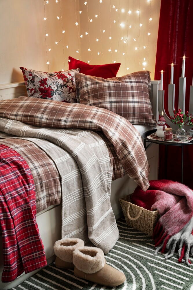 Grön matta med grafiskt mönster under säng.