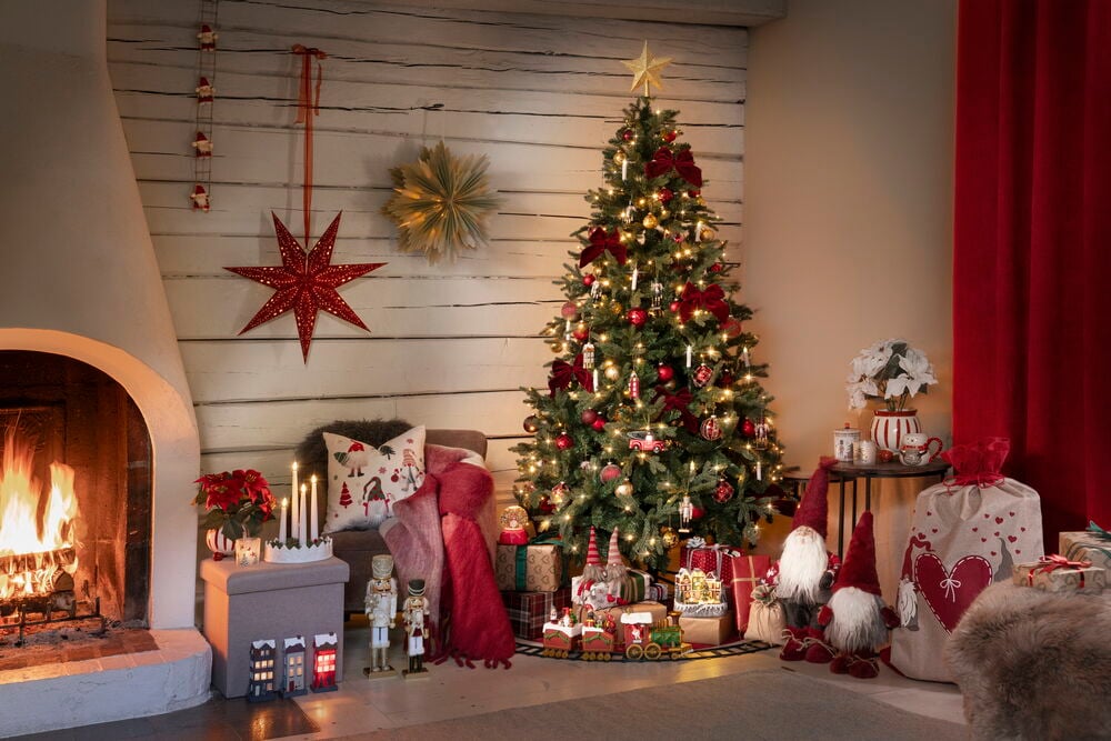 Beige sittpuff med förvaring bredvid julgran.