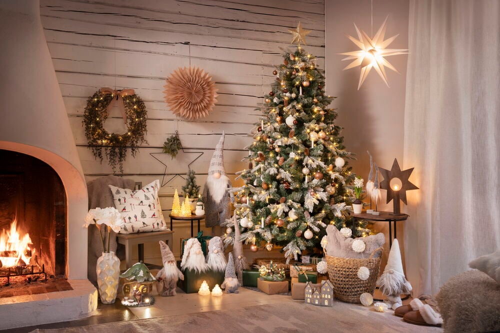 Vit dekorvas i stengods med långstjälkade blommor.