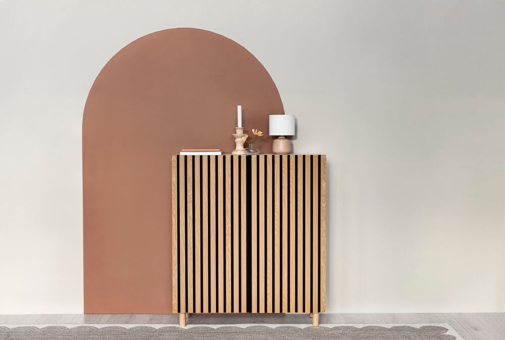 Brunröd målad vägg med dekorativ båge.