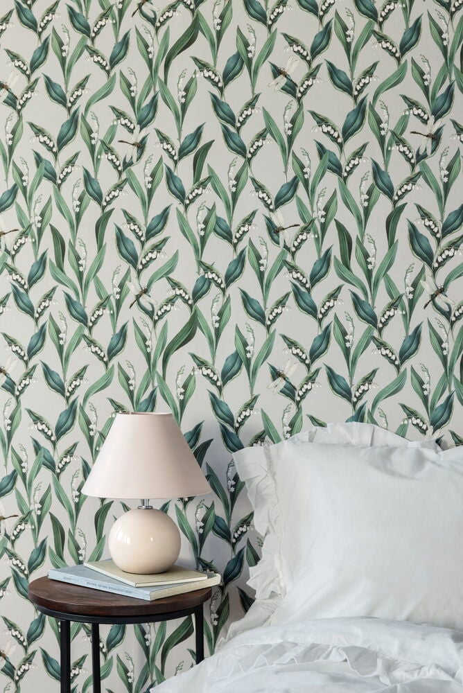 Vaaleanruskea tapetti kielokukkakuviolla.