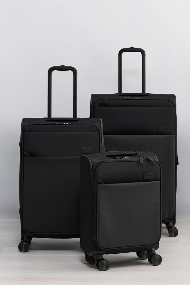 Tre svarta kabinväskor med teleskophandtag och hjul.
