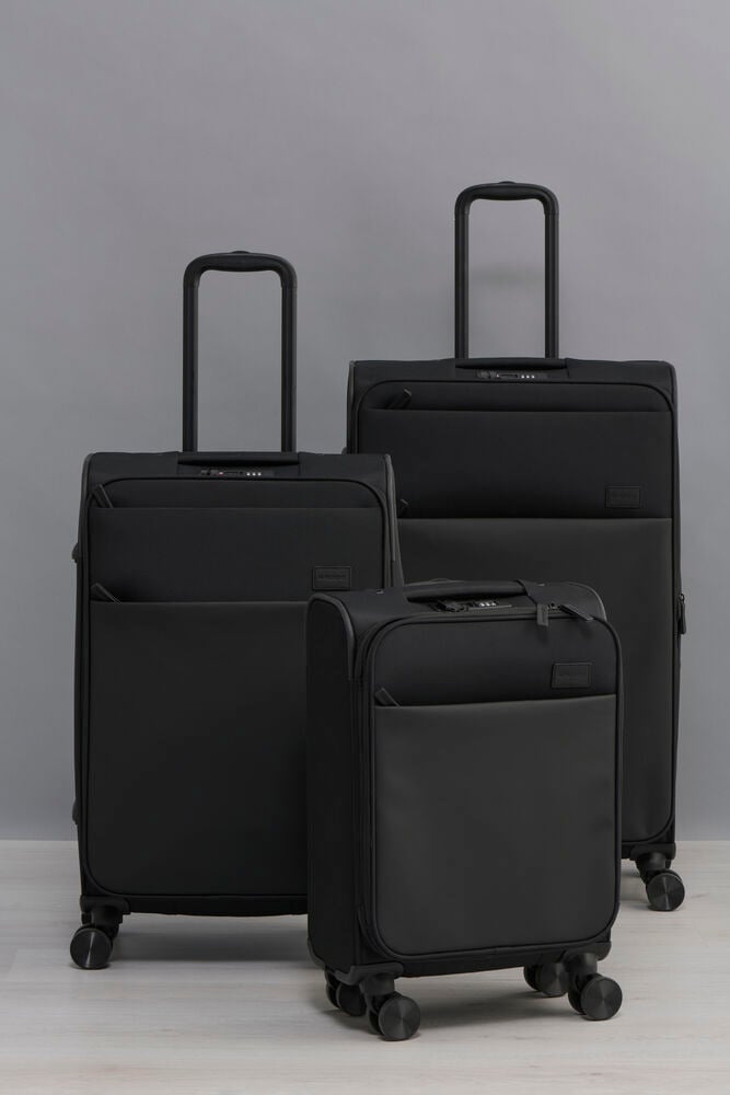 Drei schwarze Kabinenkoffer mit Teleskopgriff und Rädern.