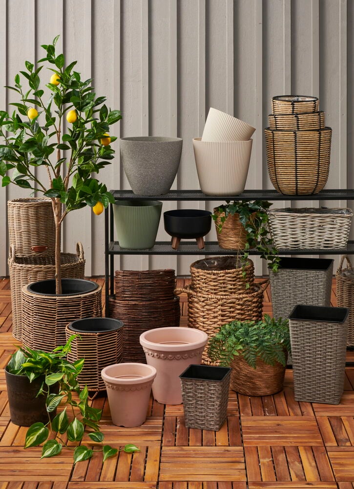 Neliskulmainen musta ruukku harjatusta polyrottingista.