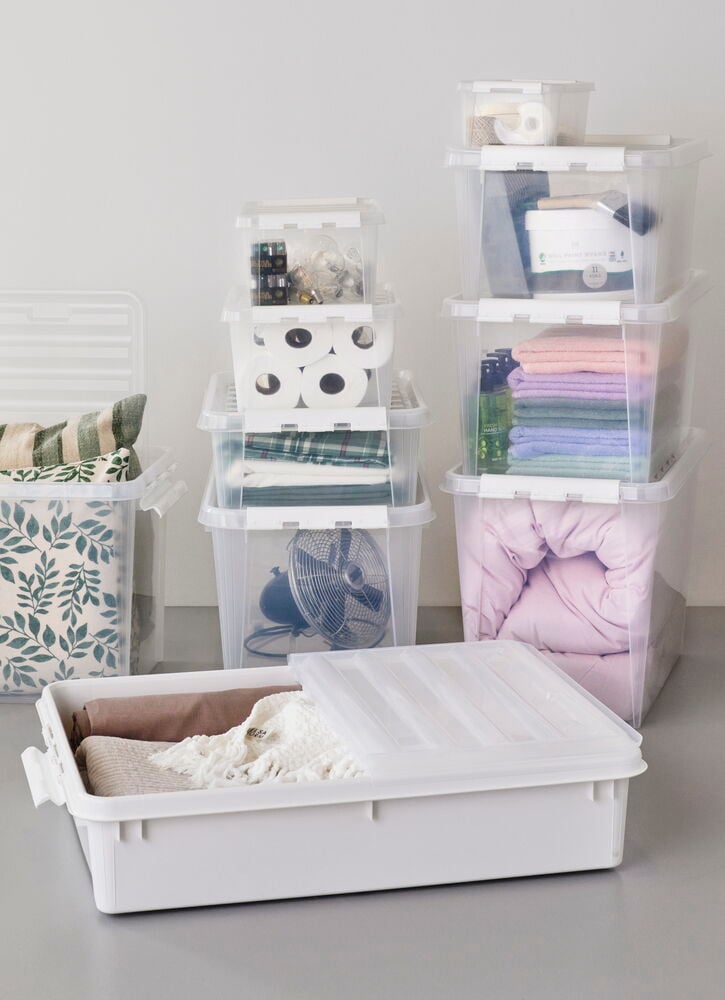 Flera staplade transparenta förvaringslådor med lock.