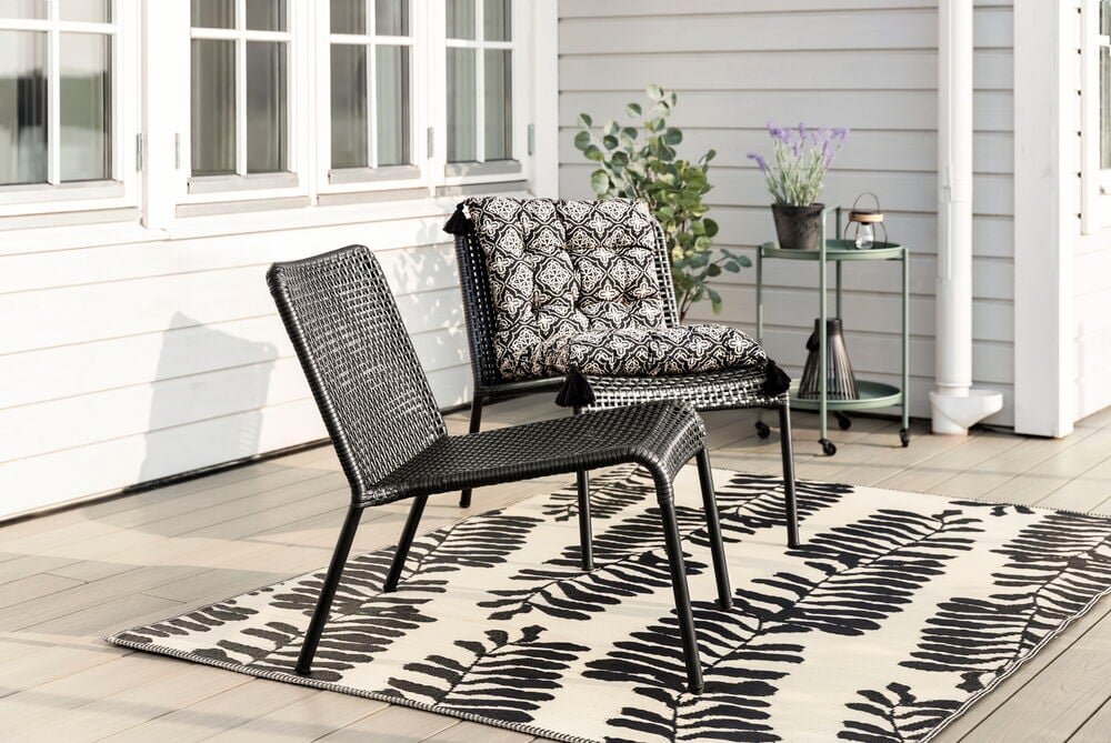 Svartvit dyna med mönster på utomhusstol.