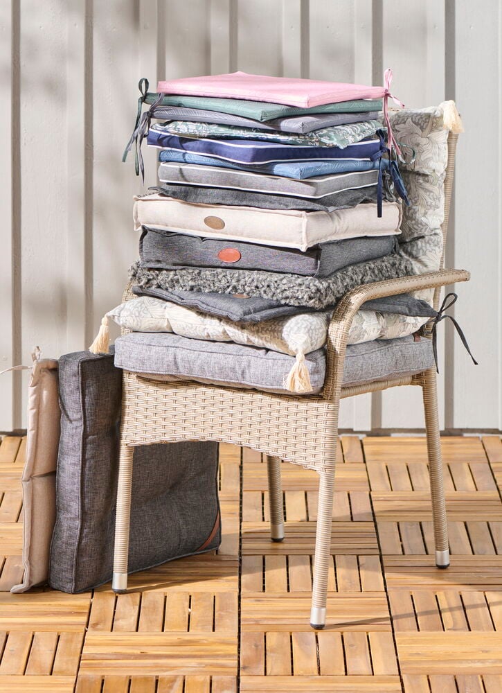 Pinottuja tuolityynyjä eri väreissä ulkotuolilla.