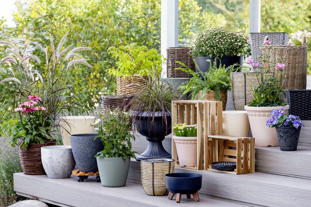 Useita ruukkuja eri väreissä ja muodoissa ulkona.