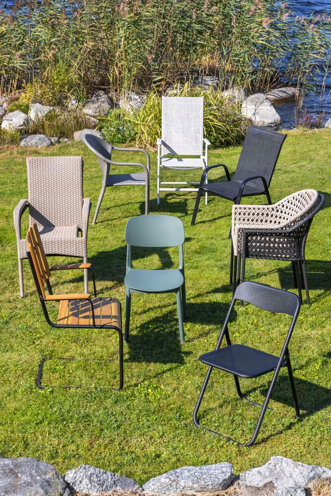 Eri ulkotuolit ovat hajallaan nurmikolla.