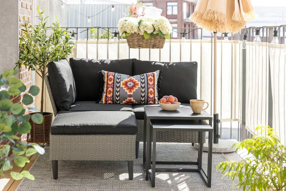 Lys grå, stripet innsynsskjerming for balkong 250x80 cm polyester, med grå sofa.