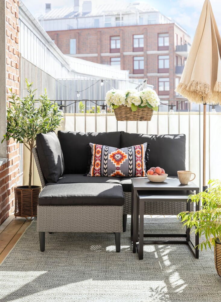 Valkoinen tekokukka hortensia korissa parvekekaiteella.