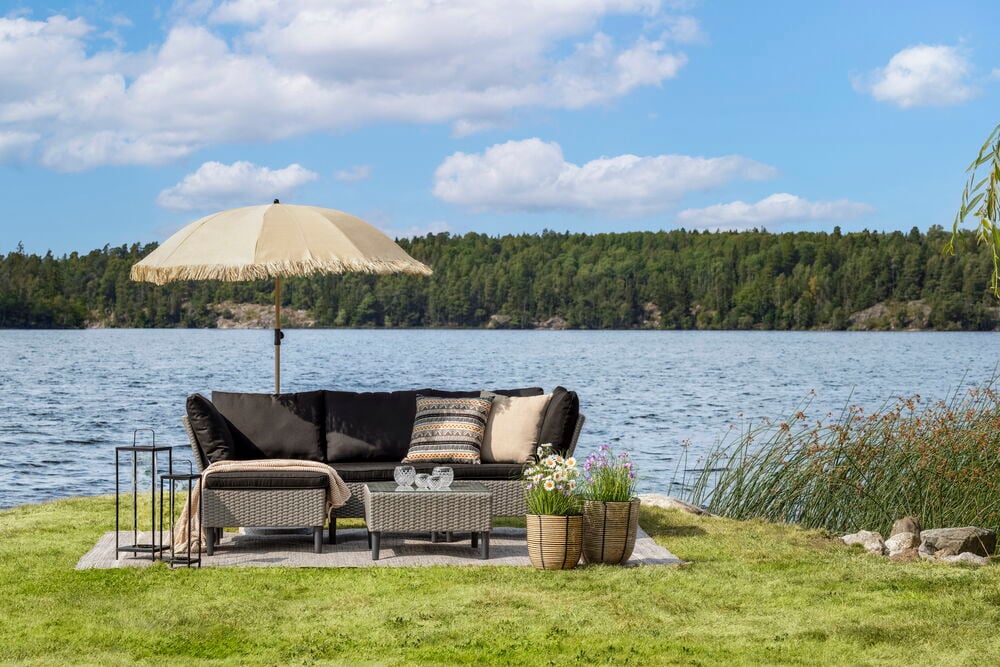 Tre flettede blomsterpotter i forskjellige størrelser utendørs.