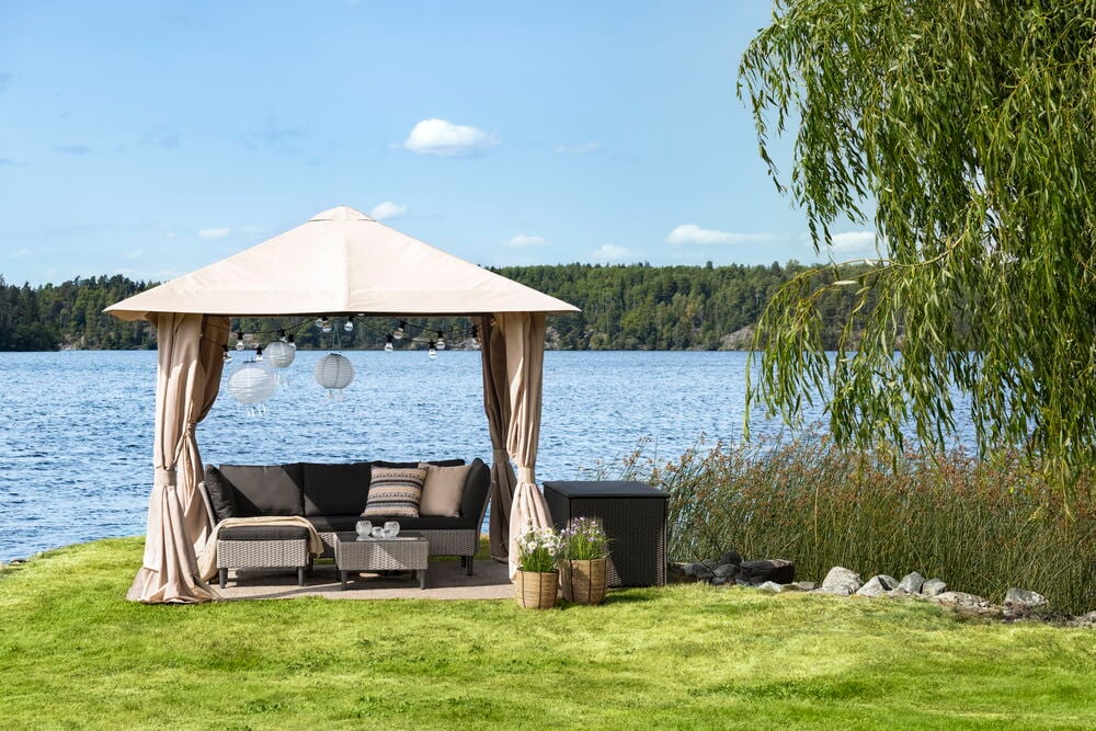 Tre runde potter i naturfarget rotting.