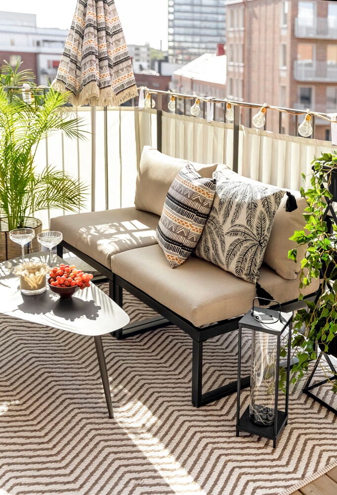 Vaaleanharmaa parvekkeen suojus silmukoilla ja kiinnitysnauhoilla