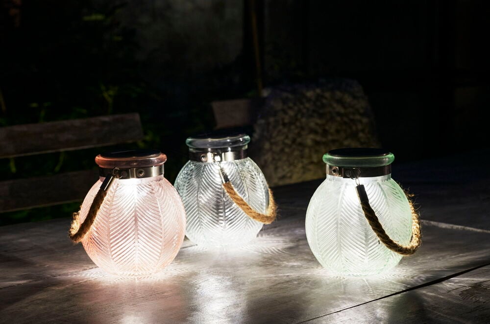 Drei Solarlichter aus Glas mit Seilgriffen.