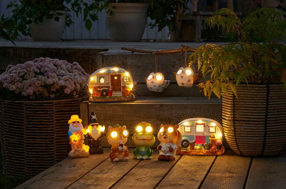 Solcellebelysning formet som campingvogn lyser utendørs.