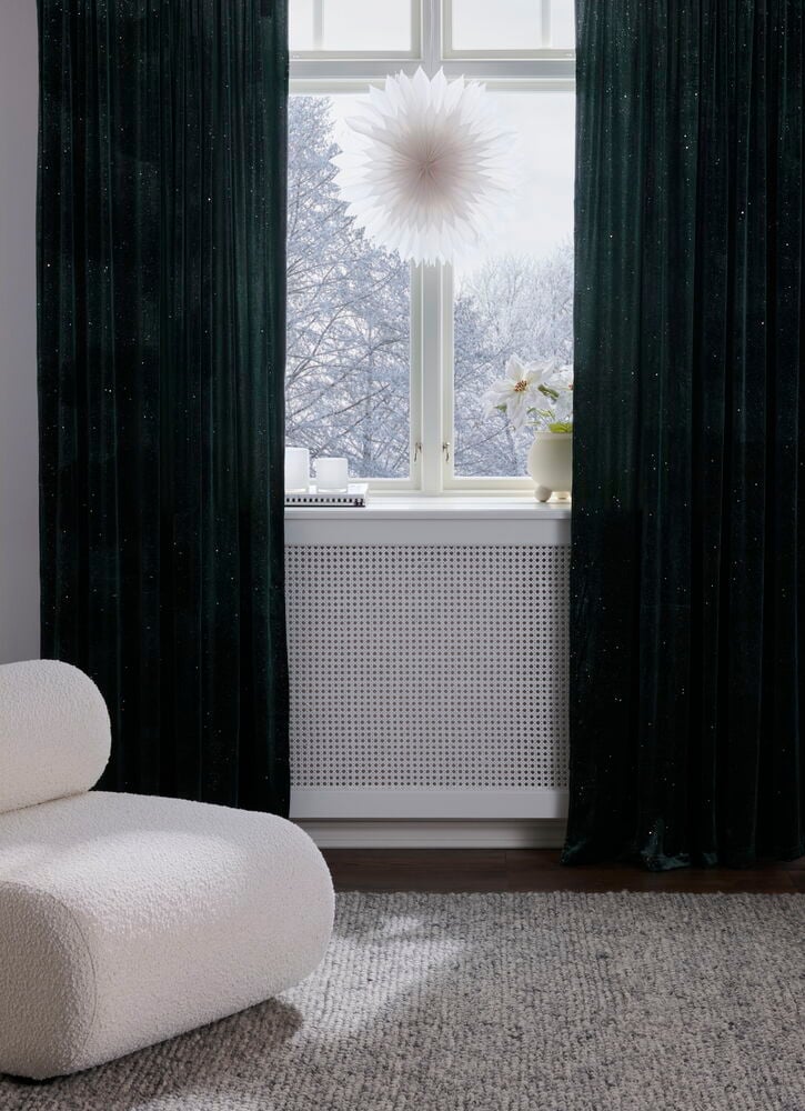 Grüner Polyestersamt Funkeln Vorhang Angelstad, zwei Paneele drapiert an einem Fenster.