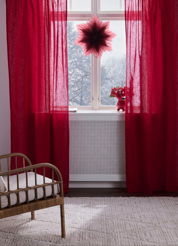 Rote Polyester Vorhänge Linn hängen am Fenster, mit Rattan-Kinderbett und auf weißem gemustertem Teppich.