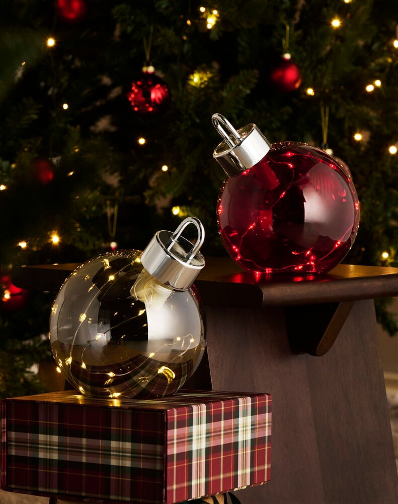 En Dekorationsbelysning Ornament LED Varmvit Batteridriven med timer och ett rött LED-ornament.