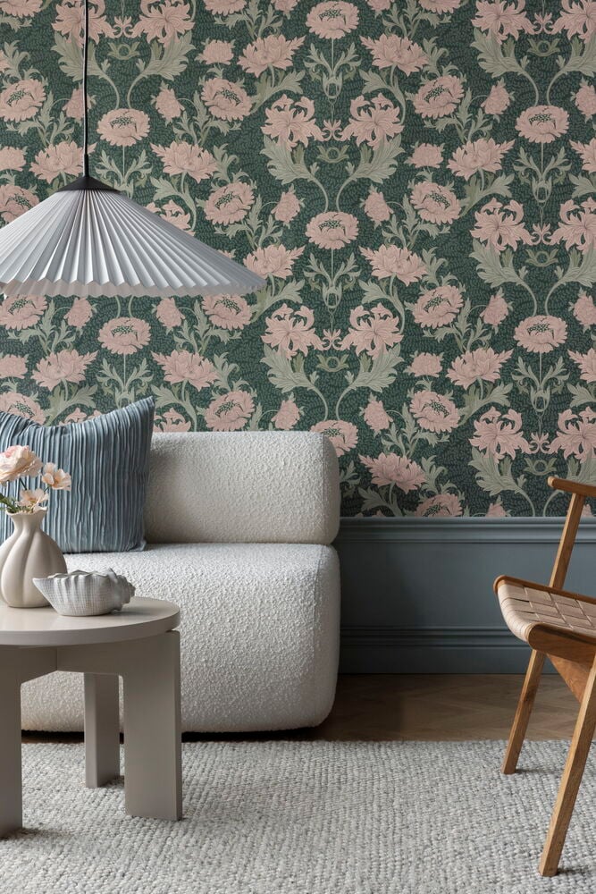 Tapete Boutique 10x0,53 m Curly Flowers Green Vlies, mit Lampe, Sofa, Kissen, Tisch, Teppich und Stuhl.