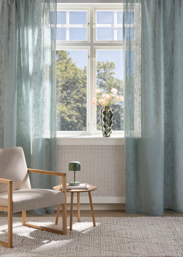 Vorhänge Linda 140x250 cm Grau/Grün Polyester 2er-Pack, transparenter Stoff mit Struktur, am Fenster hängend.