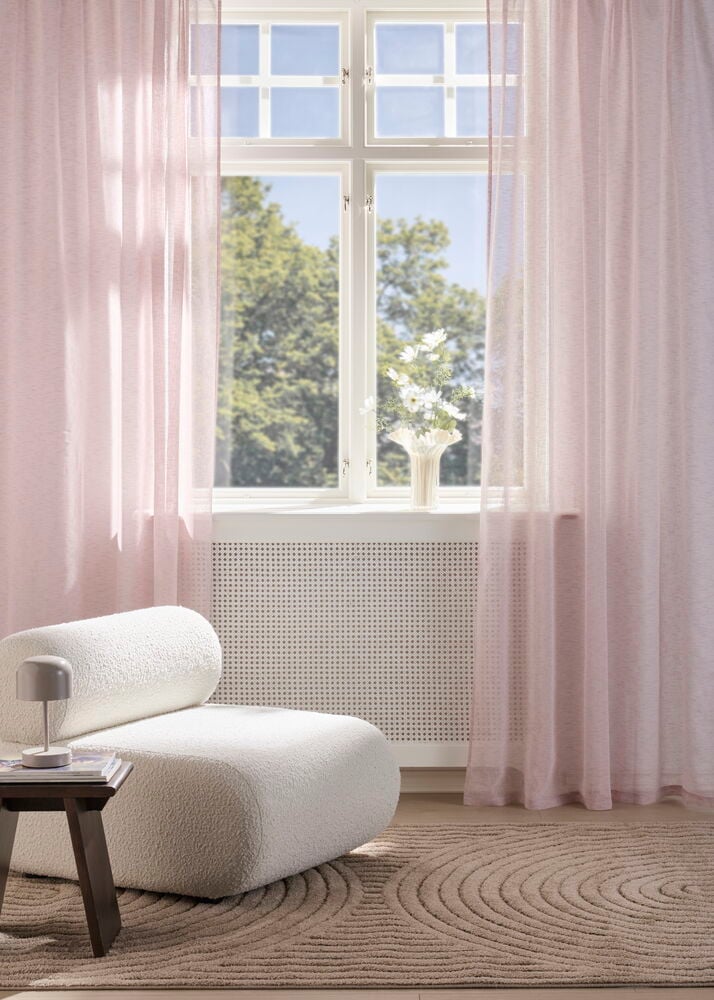 Vorhänge Matilda 135x250 cm Rosa Polyester 2er-Pack am Fenster mit weißem Sessel und Teppich.