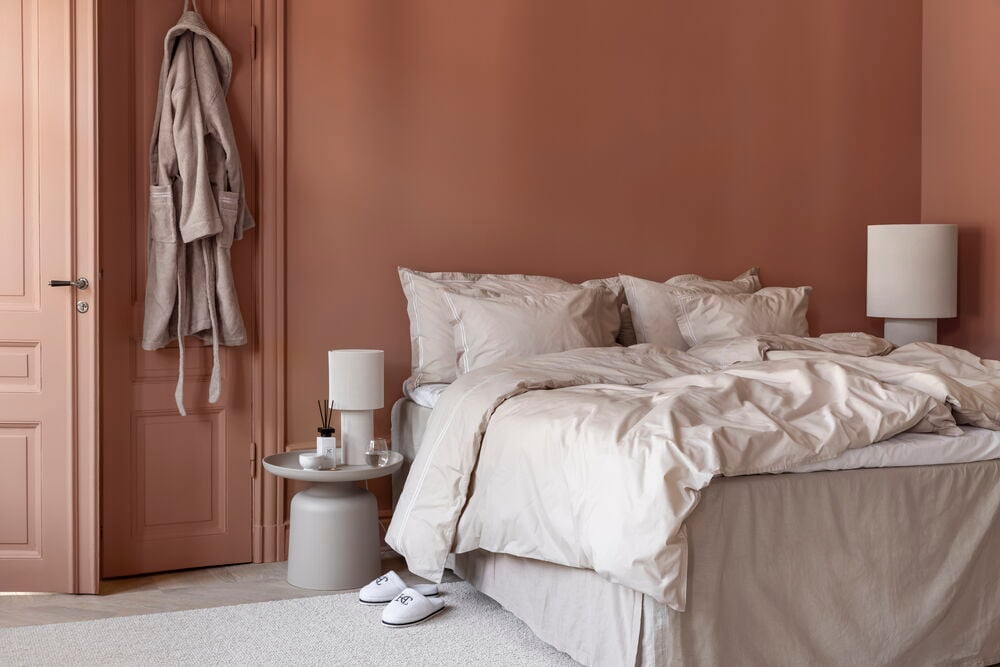 Putevar Hotel Collection 50x90 cm Beige Bomull, beige dynetrekk, sengekappe, beige badekåpe og hvite tøfler.