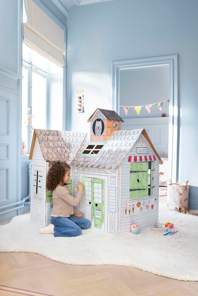Lekestue Elsaform Kids Kartong Å fargelegge, delvis fargelagt, med et barn som fargelegger døren, iført beige genser.