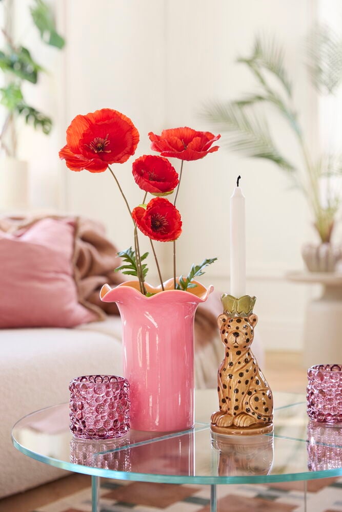 Vase Vendela 21 cm, rosa gerippte Vase mit roten Mohnblumen, Leoparden-Kerzenhalter und zwei rosa Votivkerzenhalter.